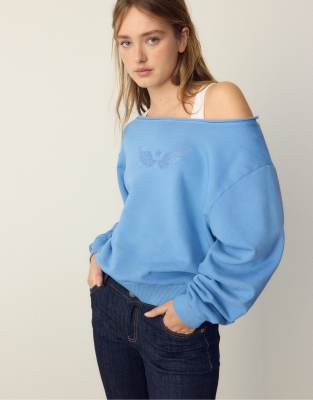 Stradivarius - Sweat avec encolure bateau et ailes à strass - Bleu ciel