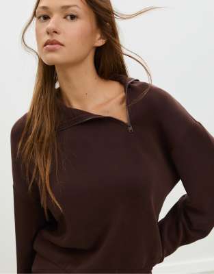 Stradivarius - Sweat doux au toucher avec fermeture éclair sur le côté - Marron-Brown