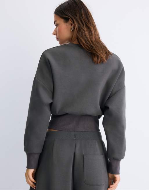 Stradivarius sweat-shirt court avec large ceinture en gris foncé, 3 de 7