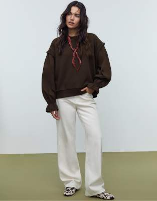 Stradivarius - Sweatshirt in Braun mit kontrastierenden Puffärmeln-Brown