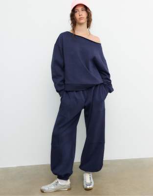 Stradivarius - Sweatshirt in Dunkelblau mit Rundhalsausschnitt-Marineblau