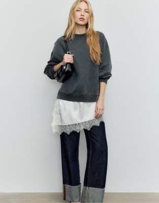 Stradivarius - Sweatshirt in Dunkelgrau mit Rocksaum aus Satin