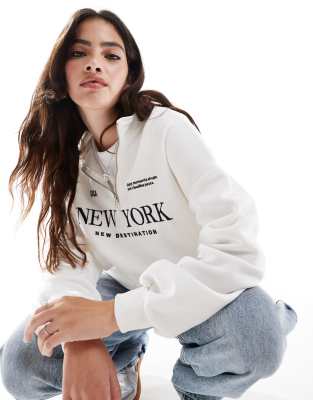 Stradivarius - Sweatshirt in Ecru mit „New York"-Schriftzug und kurzem Reißverschluss-Neutral