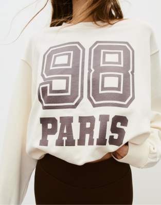 Stradivarius - Sweatshirt in Ecru mit Puffärmeln und Placement-Print-Weiß