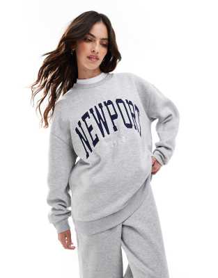 Stradivarius - Sweatshirt in Grau mit „Newport"-Slogan