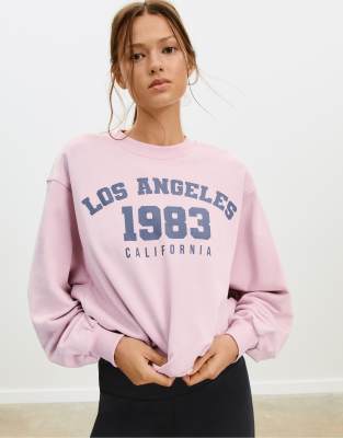 Stradivarius - Sweatshirt in Kaugummirosa mit Puffärmeln und Placement-Print
