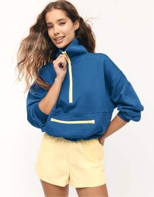 Stradivarius - Sweatshirt in Königsblau mit farblich abgesetztem Reißverschluss-Marineblau
