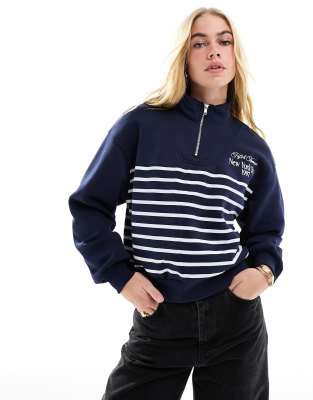 Stradivarius - Sweatshirt in Marineblau mit Streifen und kurzem Reißverschluss