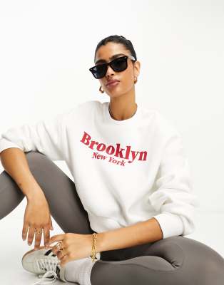 Stradivarius - Sweatshirt in Weiß mit „Brooklyn"-Print