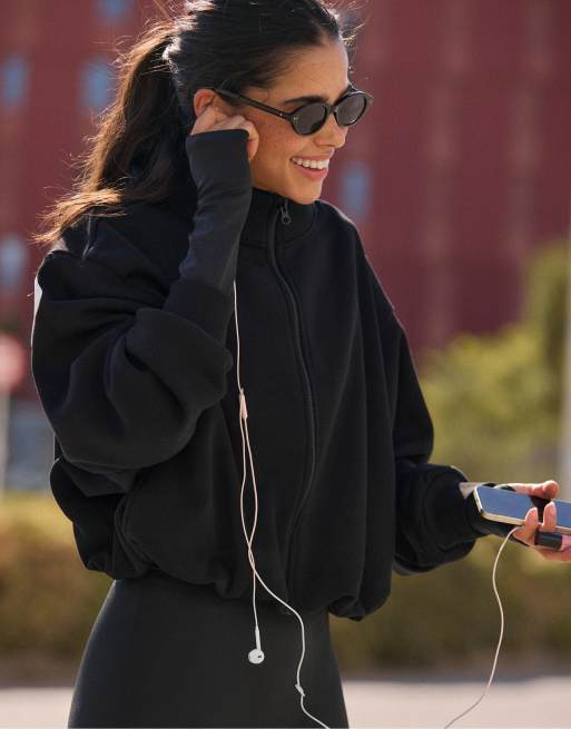 Stradivarius sweatshirt med hög krage och kort design i svart, 2 av 4