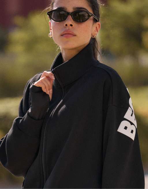 Stradivarius sweatshirt med hög krage och kort design i svart, 4 av 4