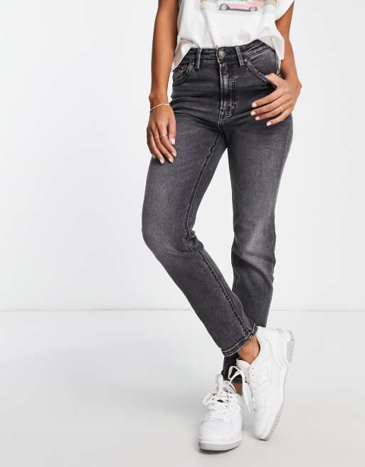 Stradivarius – Szare dopasowane mom jeans ze stretchem 