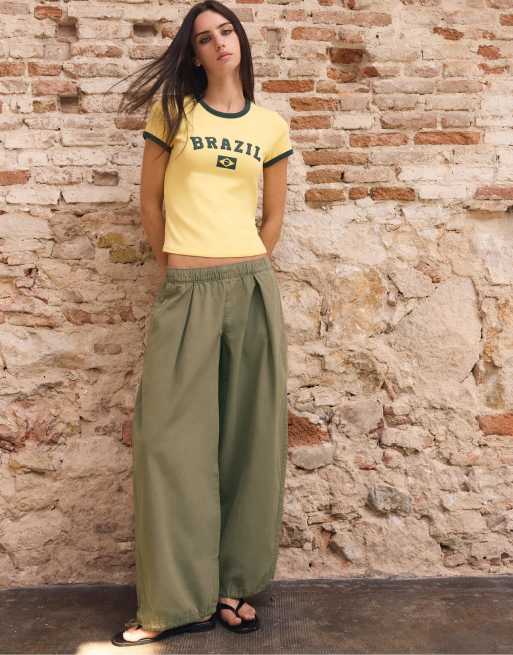 Stradivarius - T-shirt a maniche corte color oro con stampa