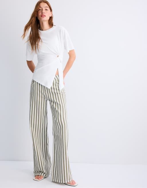 Stradivarius T-shirt a maniche corte con dettaglio annodato in ecru