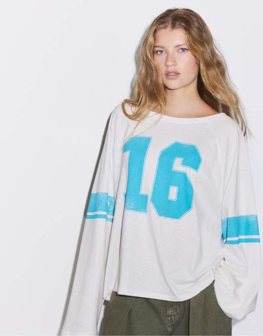 Stradivarius t-shirt a maniche lunghe con scollo a barchetta e stampa, 5 di 5