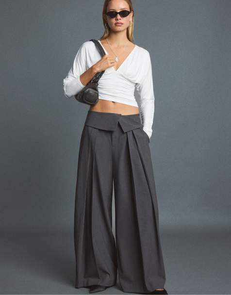 Stradivarius T-shirt a maniche lunghe con scollo a V in ecru - view 1