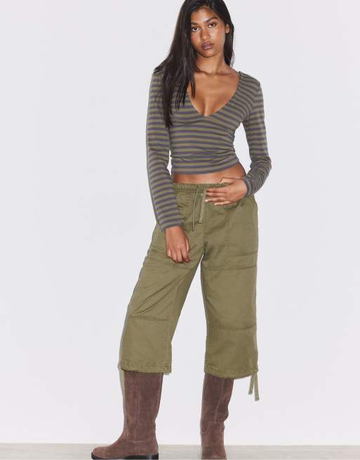 Stradivarius t-shirt a maniche lunghe con taglio sotto il seno in khaki