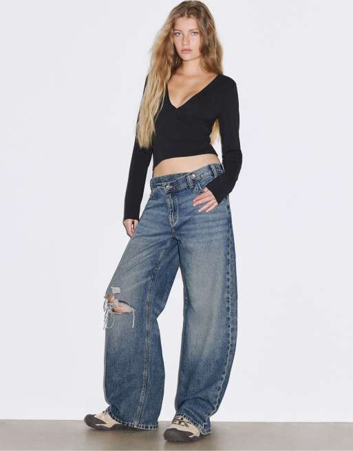 Stradivarius T-shirt a maniche lunghe con taglio sotto il seno nera