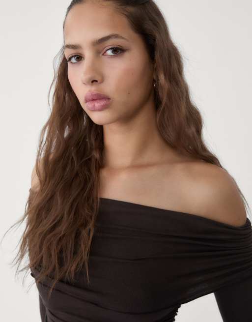 Stradivarius - T-shirt a maniche lunghe marrone arricciata con scollo alla Bardot, 3 di 4