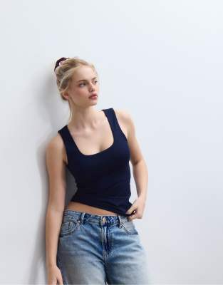 Stradivarius - T-Shirt aus Polyamid in Marineblau mit breiten Trägern