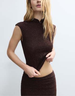 Stradivarius - T-Shirt aus Spitze im Qipao-Stil in Braun mit Mandarin-Kragen-Brown