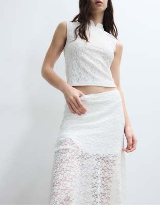 Stradivarius - T-Shirt aus Spitze in Ecru im Quipao-Stil-Weiß