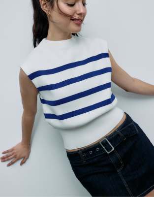 Stradivarius - T-Shirt aus Strick in Ecru mit Rundhalsausschnitt-Weiß