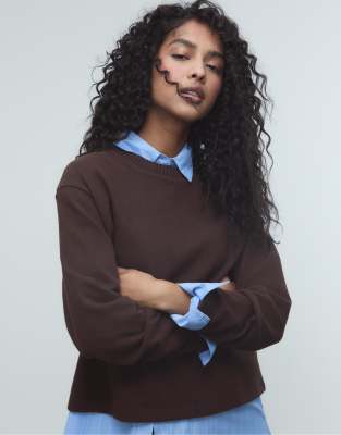 Stradivarius - T-Shirt aus Strickstoff in Braun mit Rundhalsausschnitt-Brown