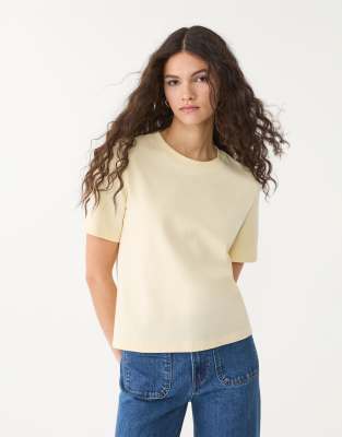 Stradivarius - T-Shirt in Blassgelb