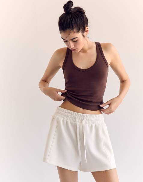 Stradivarius – T-Shirt in Braun mit V-Ausschnitt und Ringerrücken - view 1