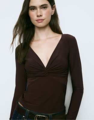 Stradivarius - T-Shirt in Braun mit Zierknoten am Ausschnitt-Brown