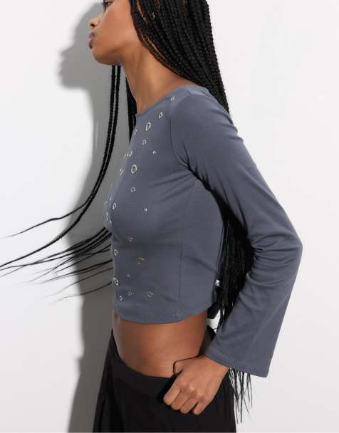 Stradivarius – T-Shirt in Dunkelgrau mit U-Boot-Ausschnitt und Nietenbesatz - view 1