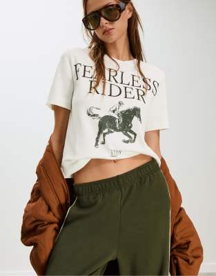 Stradivarius - T-Shirt in Ecru mit Flock-Print-Weiß