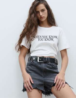 Stradivarius - T-Shirt in Ecru mit Textprint-Weiß