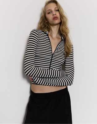 Stradivarius - T-Shirt in Ecru mit Zwei-Wege-Reißverschluss-Weiß