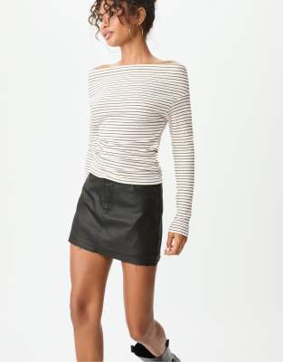 Stradivarius - T-Shirt in grauer Denim-Waschung mit U-Boot-Ausschnitt