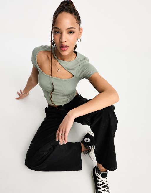 Stradivarius – T-Shirt in Khaki mit Zierausschnitt 