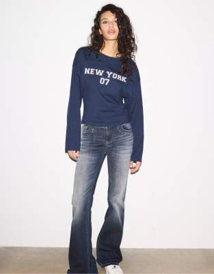 Stradivarius - T-Shirt in Marineblau mit Kimonoärmeln und Print