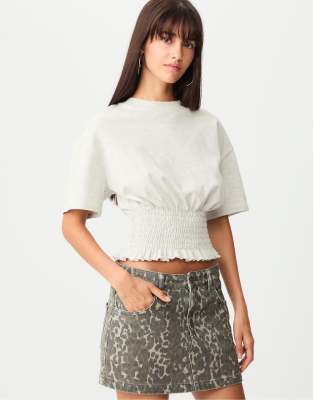Stradivarius - T-Shirt in meliertem Grau mit gerafftem Detail