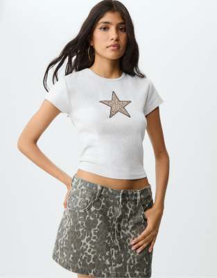 Stradivarius - T-Shirt in meliertem Grau mit Sternprint mit Leopardenmuster
