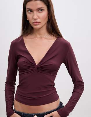 Stradivarius - T-Shirt in Purpur mit Zierknoten am Ausschnitt-Lila