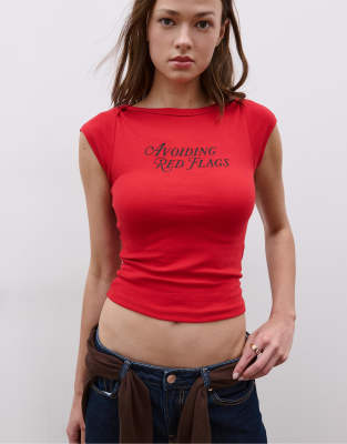 Stradivarius - T-Shirt in Rot mit U-Boot-Ausschnitt und Schriftzug