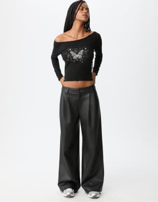 Stradivarius - T-Shirt in Schwarz mit U-Boot-Ausschnitt