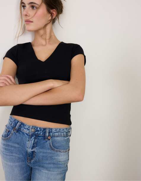 Stradivarius – T-Shirt in Schwarz mit V-Ausschnitt - view 1