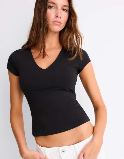 Stradivarius – T-Shirt in Schwarz mit V-Ausschnitt, 2 von 4