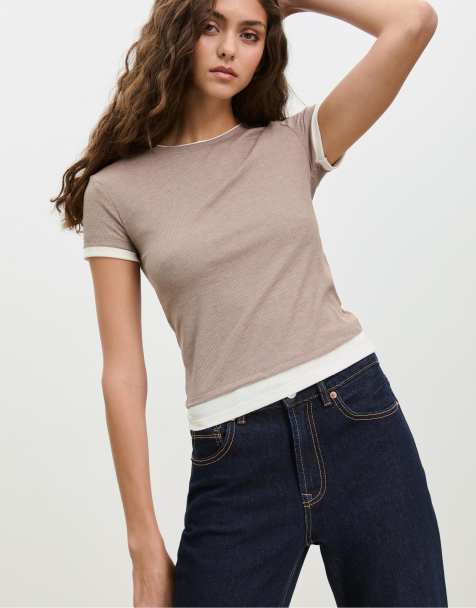 Stradivarius – T-Shirt in Steinbeige mit Lagen-Optik in Kontrastfarbe - view 1