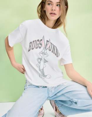 Stradivarius - T-Shirt in Vanille mit „Bugs Bunny"-Print-Weiß