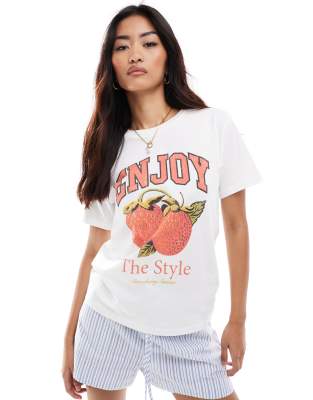 Stradivarius - T-Shirt in Weiß mit „Enjoy"-Erdbeerprint