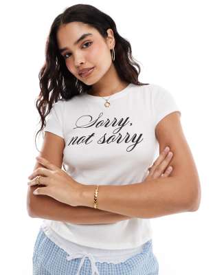 Stradivarius - T-Shirt in Weiß mit „Sorry Not Sorry"-Print