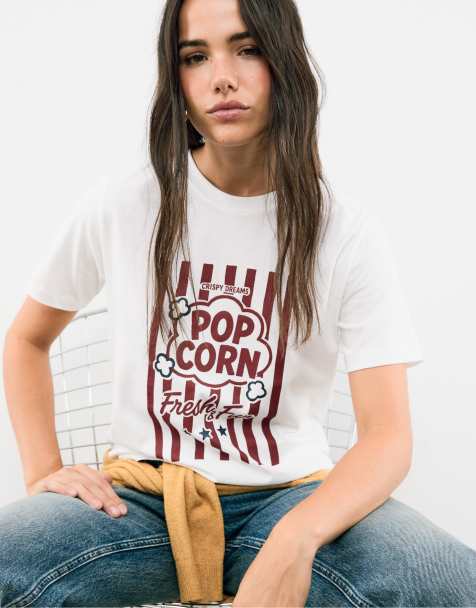 Stradivarius – T-Shirt in Weiß mit Strassverzierung sowie „Popcorn“-Grafikmotiv und Textprint - view 1